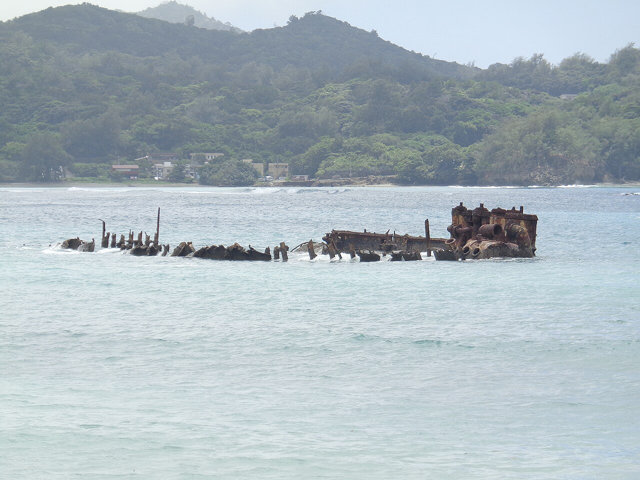境浦海岸から見た濱江丸の海上遺構を確認できる実写写真