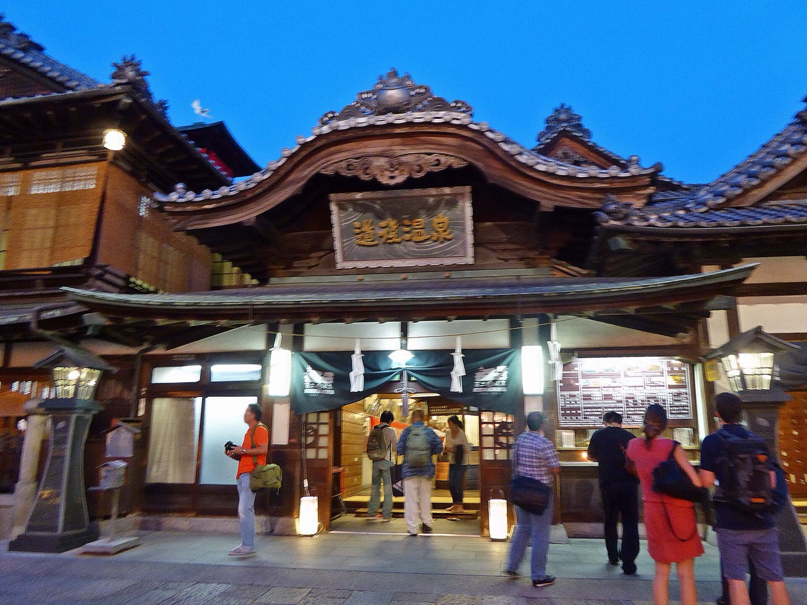 道後温泉本館の別アングルを確認できる実写写真 1