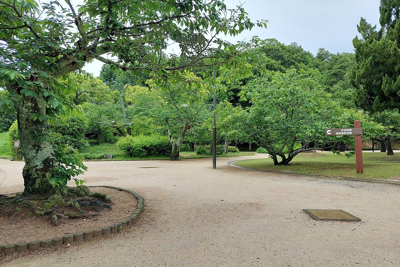 道後公園(湯築城跡)の別アングルを確認できる実写写真 2