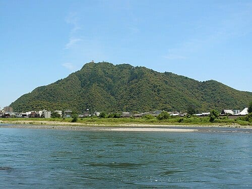岐阜城の別アングルを確認できる実写写真 1