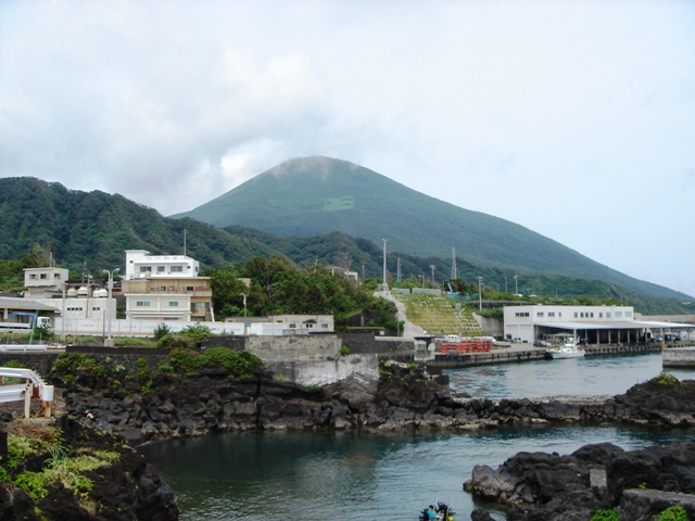 ふれあい牧場が位置する八丈富士の山体を確認できる実写写真