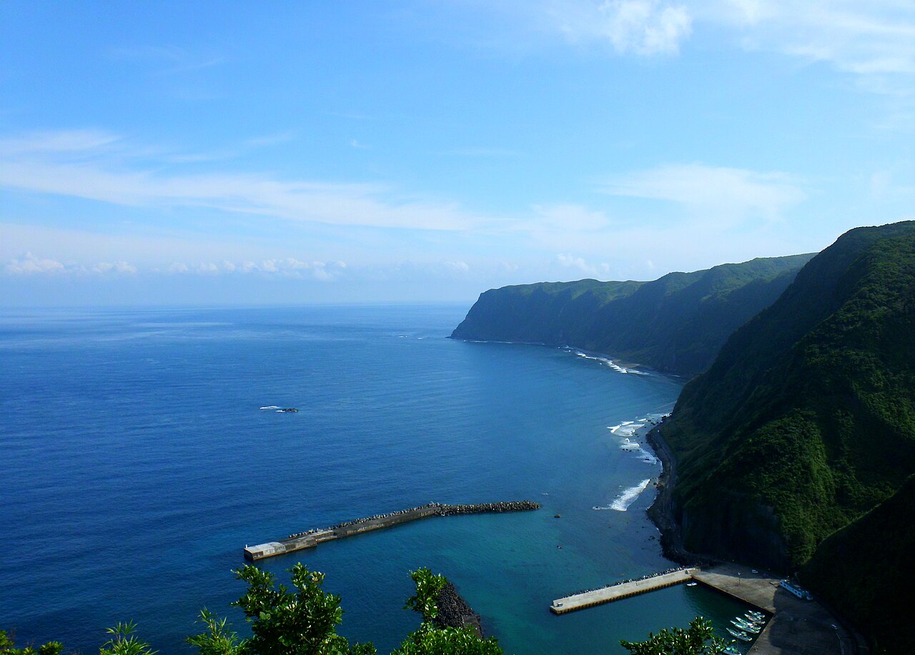 ふれあい牧場の展望と結び付く八丈島全景の実写写真