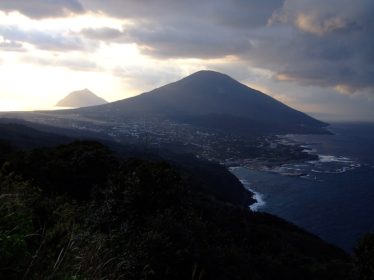 登龍峠の道路と展望地点周辺を写した実写写真