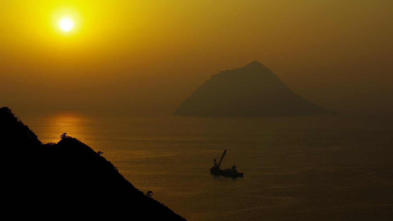 大坂トンネル付近から見える八丈小島の夕景を写した実写写真
