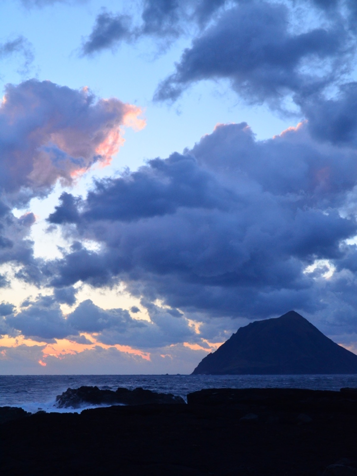 八丈島 南原千畳岩海岸の火山地形を補足して確認できる実写写真 1