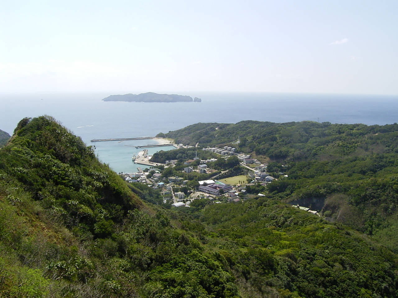 小剣先山から母島・沖港と元地集落を見下ろした実写写真