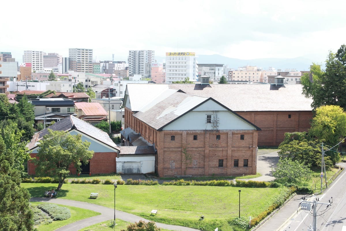 弘前れんが倉庫美術館（吉野町煉瓦倉庫）の別アングルを確認できる実写写真 1