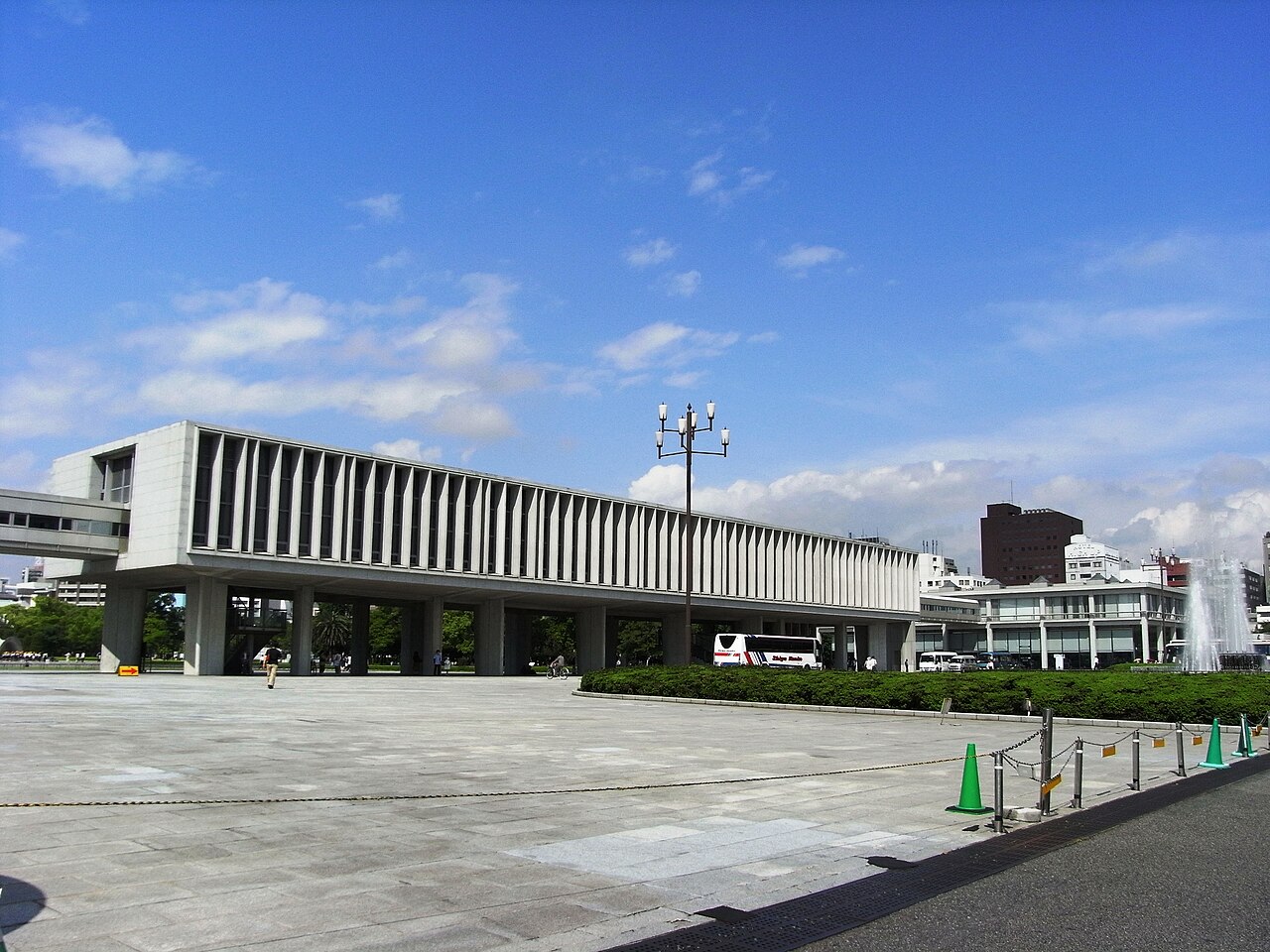 広島平和記念資料館の別アングルを確認できる実写写真 1