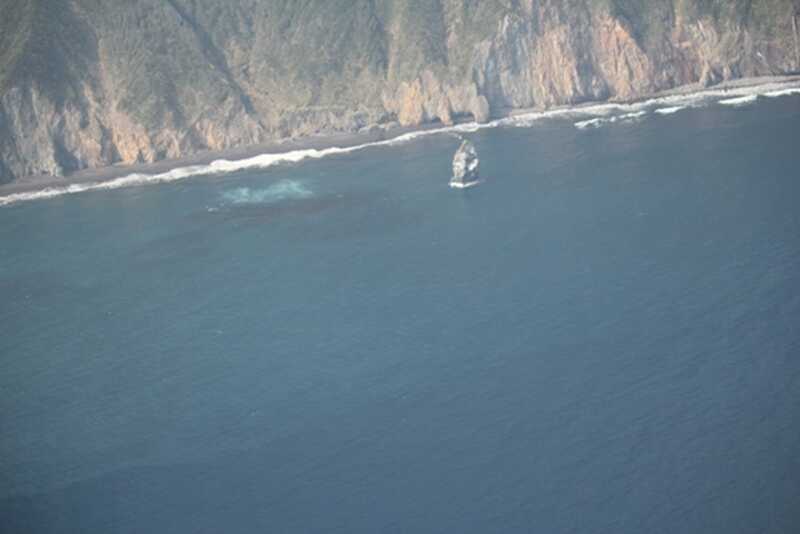 伊豆大島の海岸から見た筆島の岩礁を確認できる実写写真