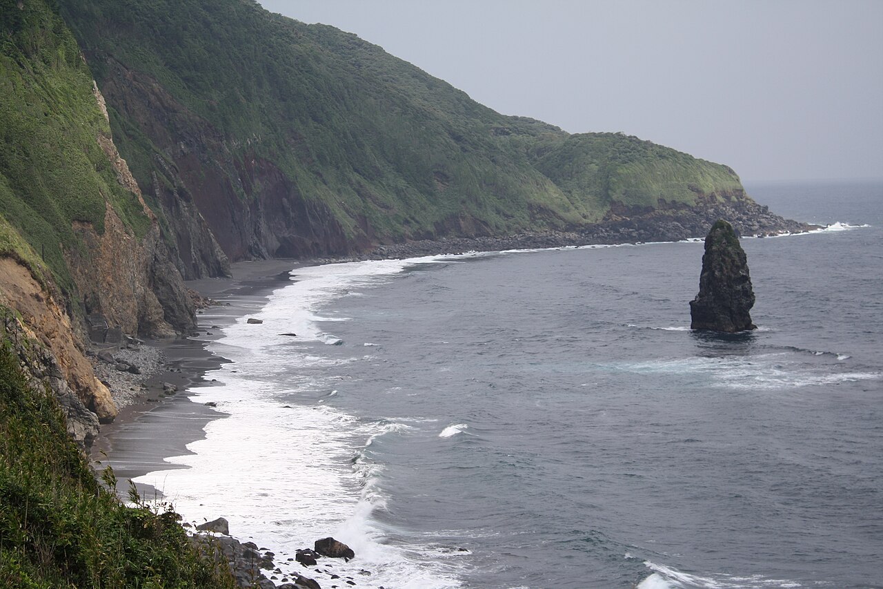伊豆大島南東沖に立つ筆島を別方向から確認できる実写写真