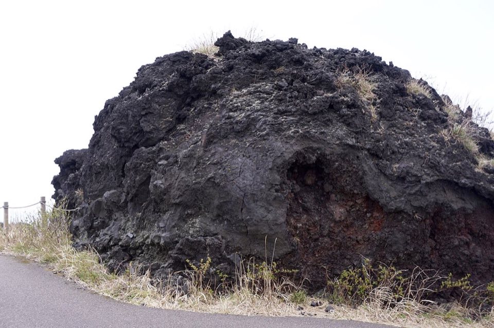 伊豆大島の火山地形を補足して確認できる実写写真 2