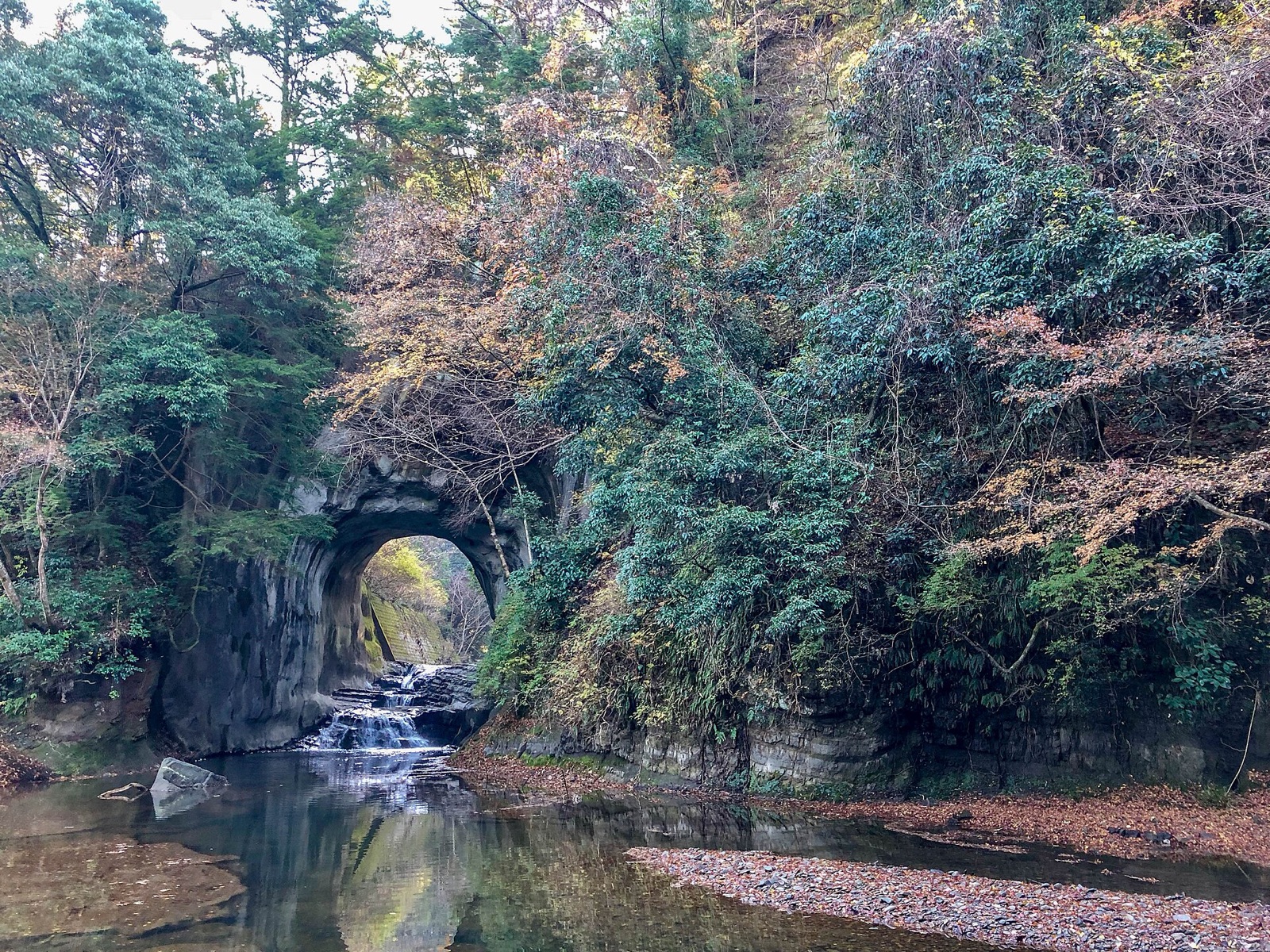 清水渓流広場（濃溝の滝・亀岩の洞窟）の別アングルを確認できる実写写真 1