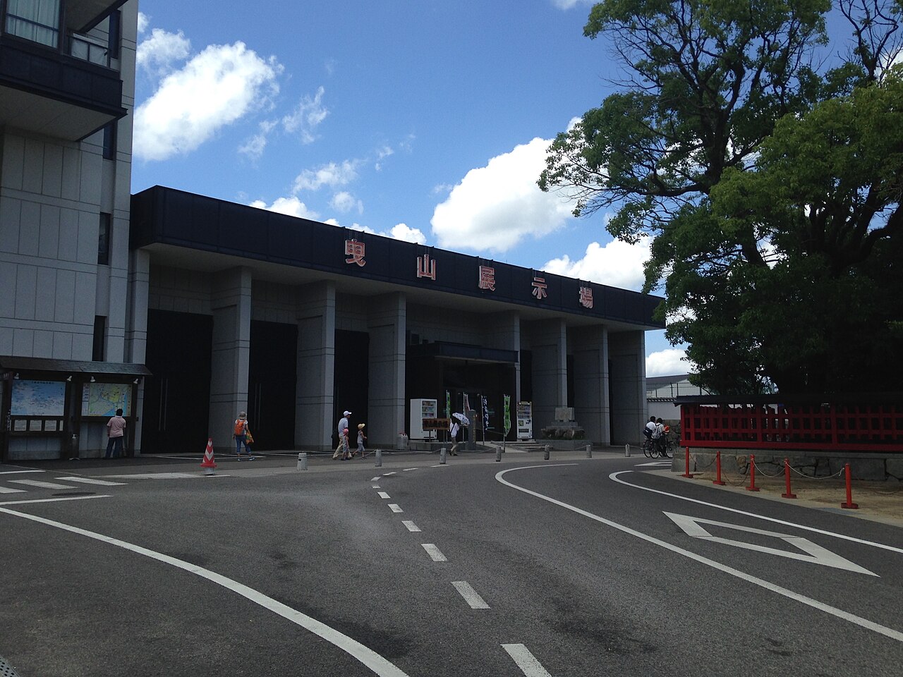 唐津くんち曳山展示場の別アングルを確認できる実写写真 2