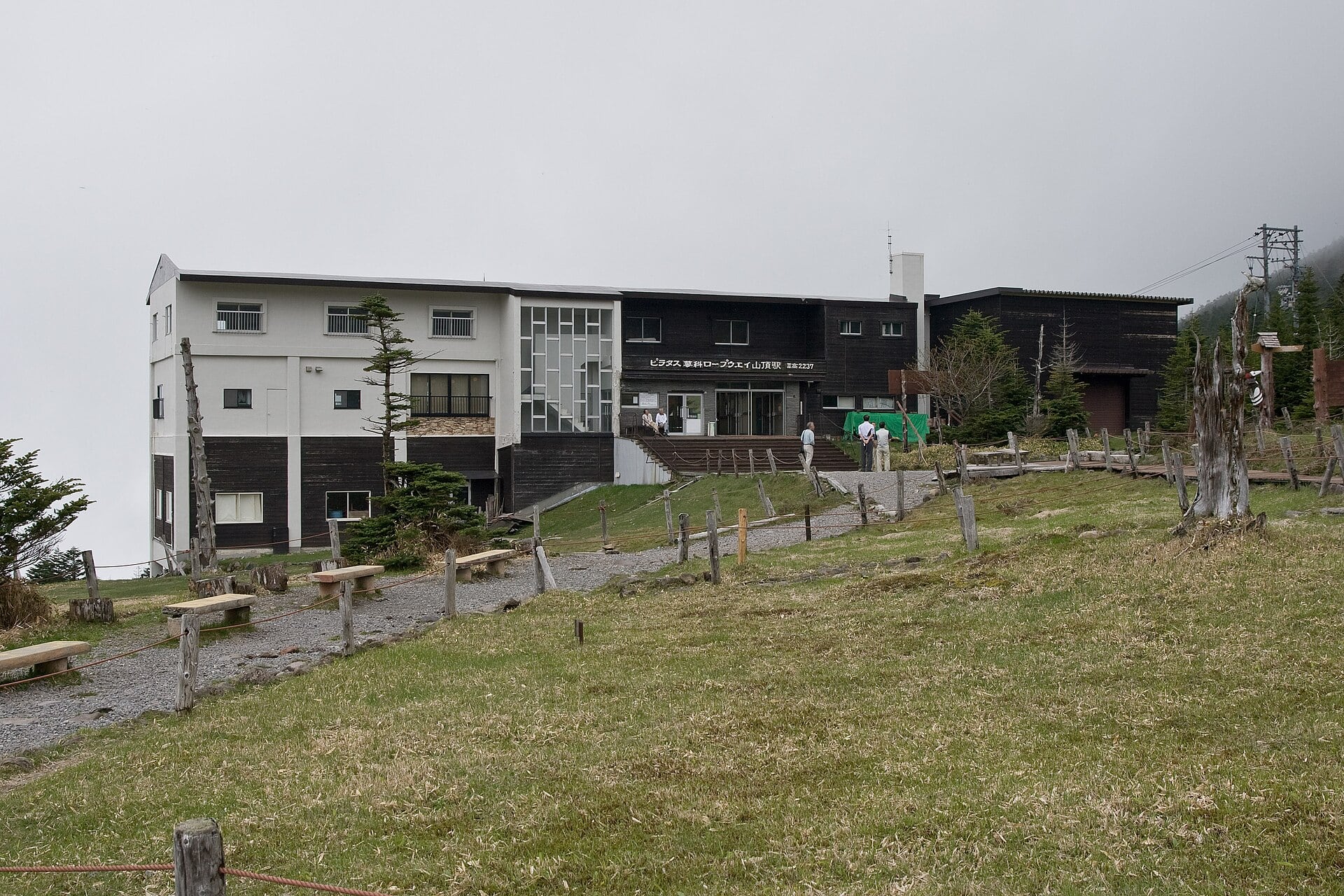 北八ヶ岳ロープウェイ山麓駅付近と高原の地形を写した実写写真