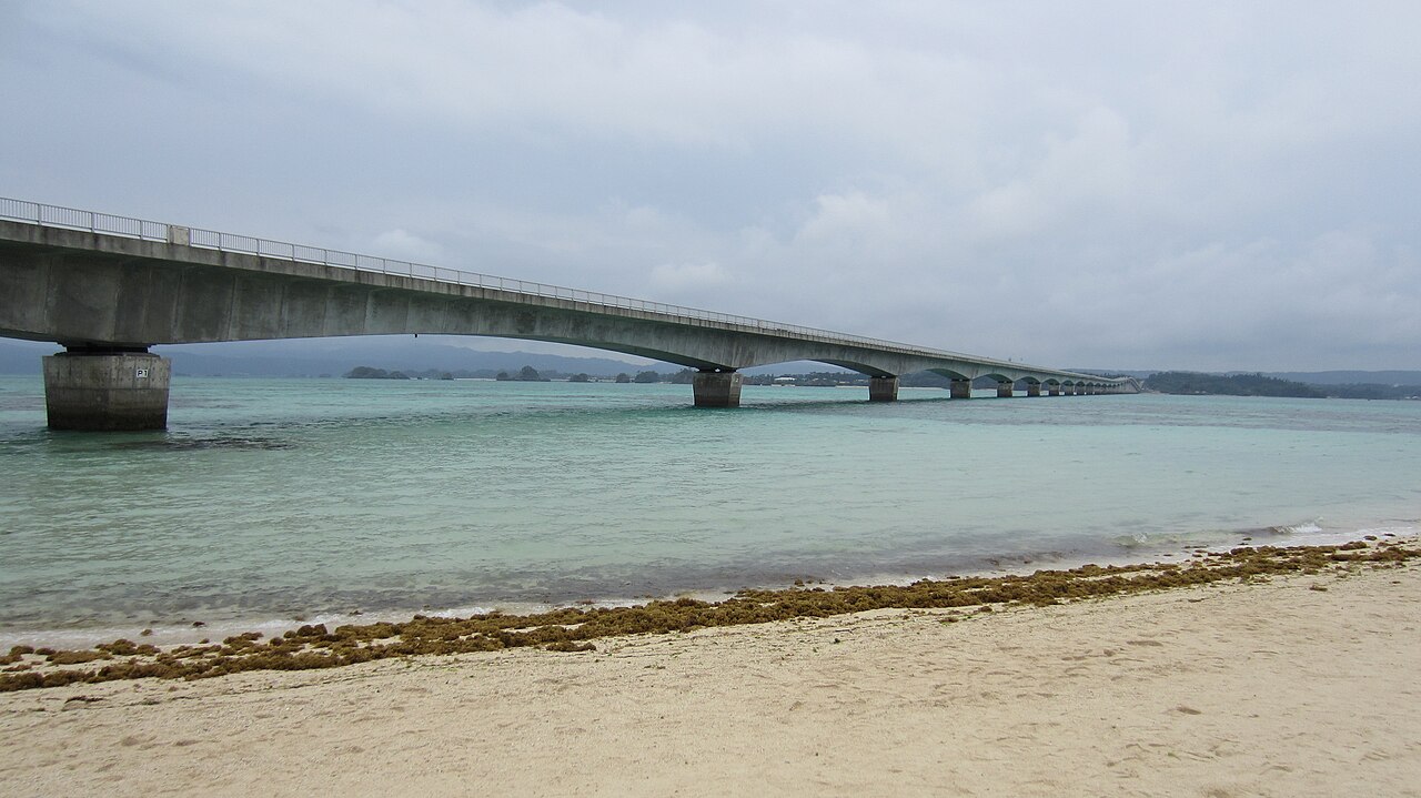 古宇利島の海岸と集落の位置関係が分かる実写写真