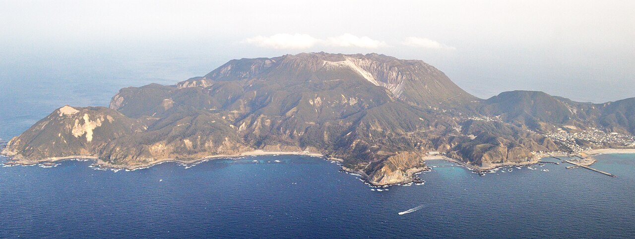 温泉保養センターがある神津島の地形を確認できる実写写真