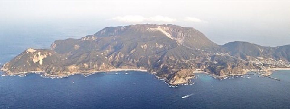 神津島の全体地形を補足して確認できる実写写真 2