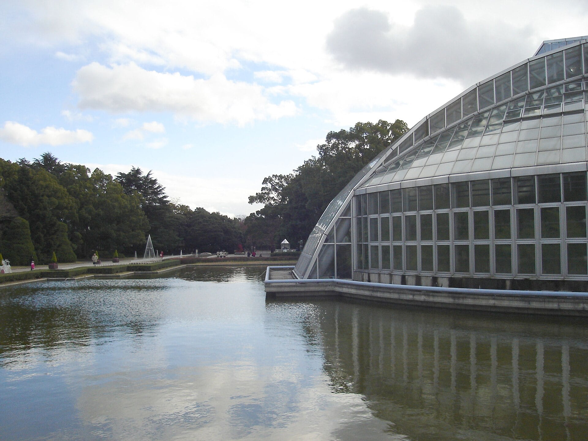 京都府立植物園の観覧温室と池を写した実写写真