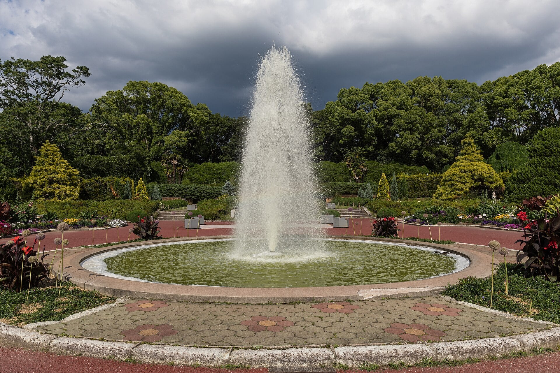 京都府立植物園の噴水と周囲の樹木・花壇を写した実写写真