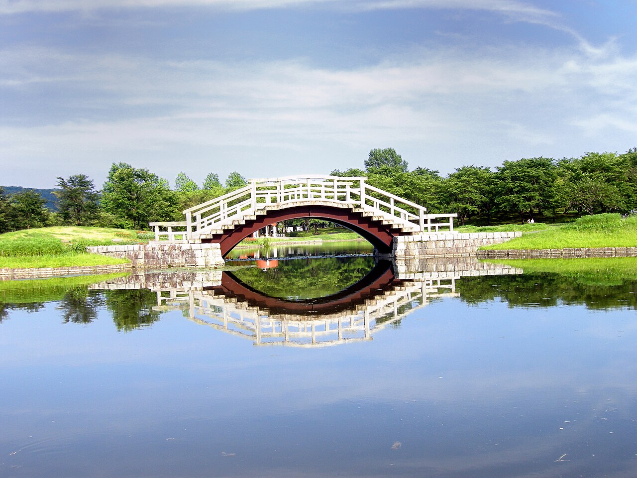 国営みちのく杜の湖畔公園の別アングルを確認できる実写写真 2