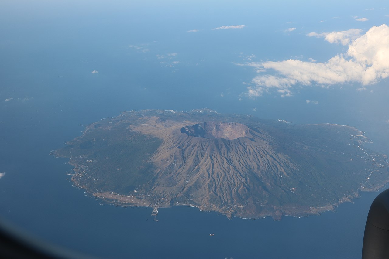 三宅島の島全体と火山地形を補足して確認できる実写写真 1