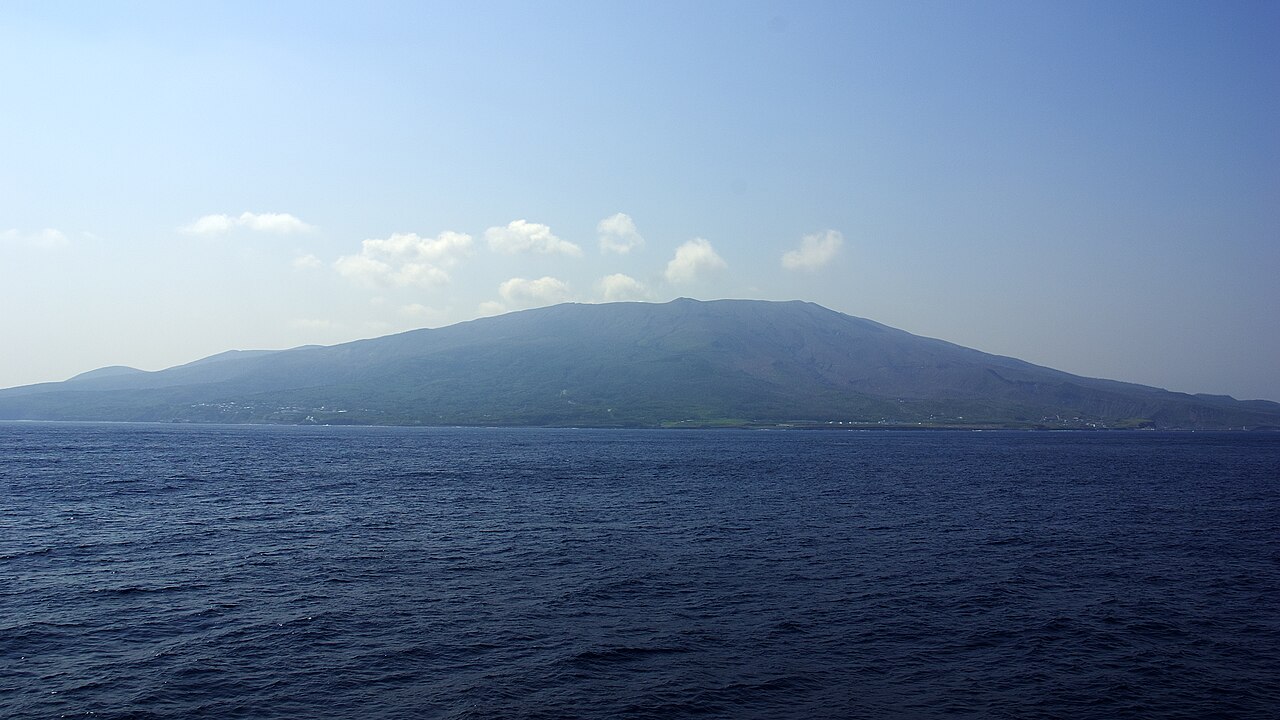 東側から見た三宅島の火山島らしい輪郭を補足して確認できる実写写真 2