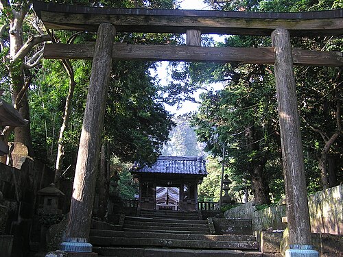 十三社神社の境内を別方向から確認できる実写写真