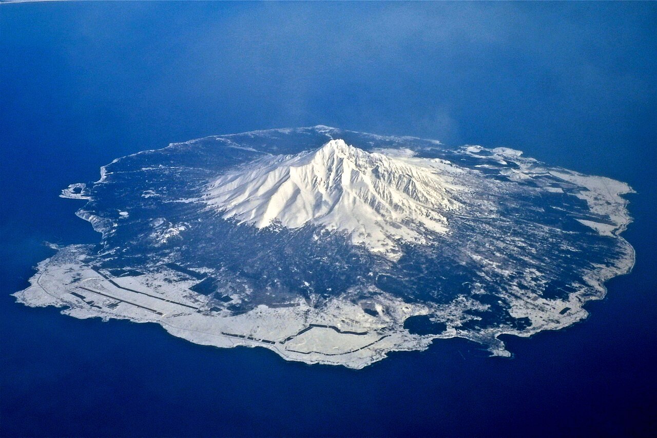 オタトマリ沼がある利尻島を上空から確認できる実写写真 2