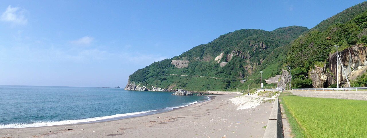 大野亀と同じ佐渡島の海沿いの道を確認できる実写写真 2