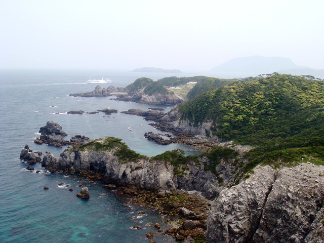 憩の家の位置関係を考えるための式根島海岸線の鳥瞰実写写真