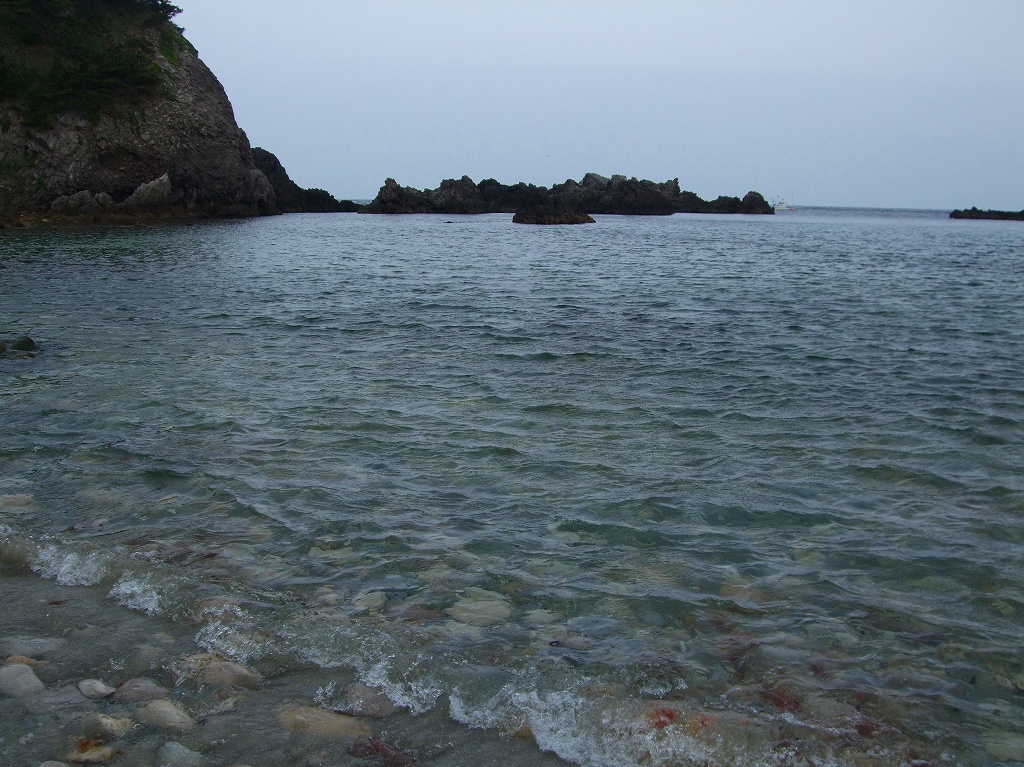 式根島・大浦海水浴場の入り江と海面を海岸から写した実写写真