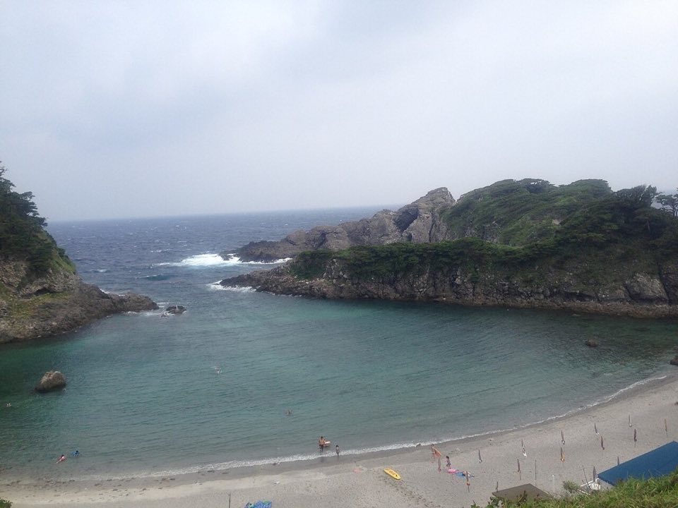 式根島 泊海水浴場の別アングルを確認できる実写写真 1