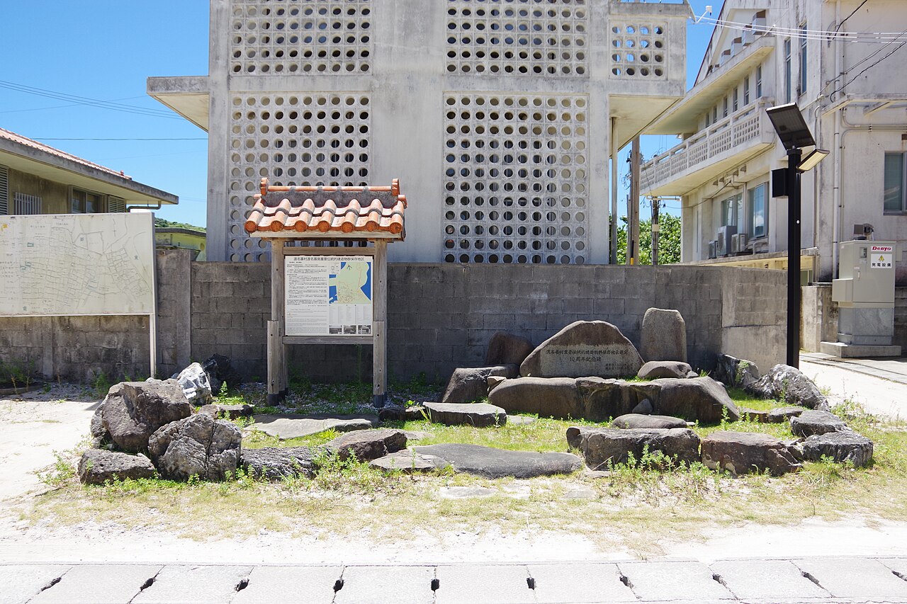 渡名喜島 集落景観の別アングルを確認できる実写写真 2