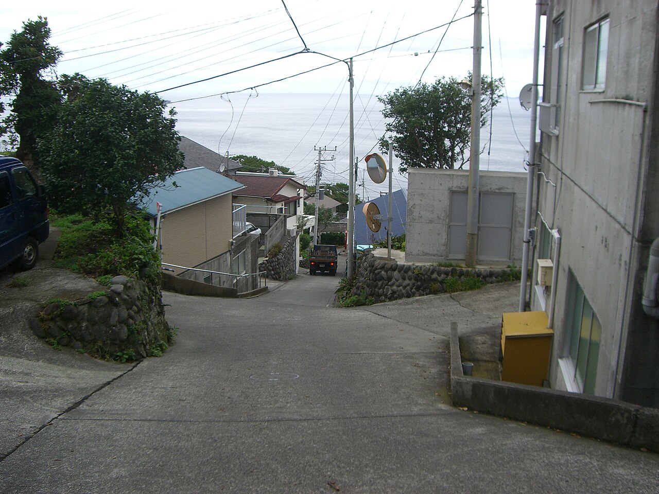 阿豆佐和気命神社へ向かう利島集落の坂道を写した実写写真