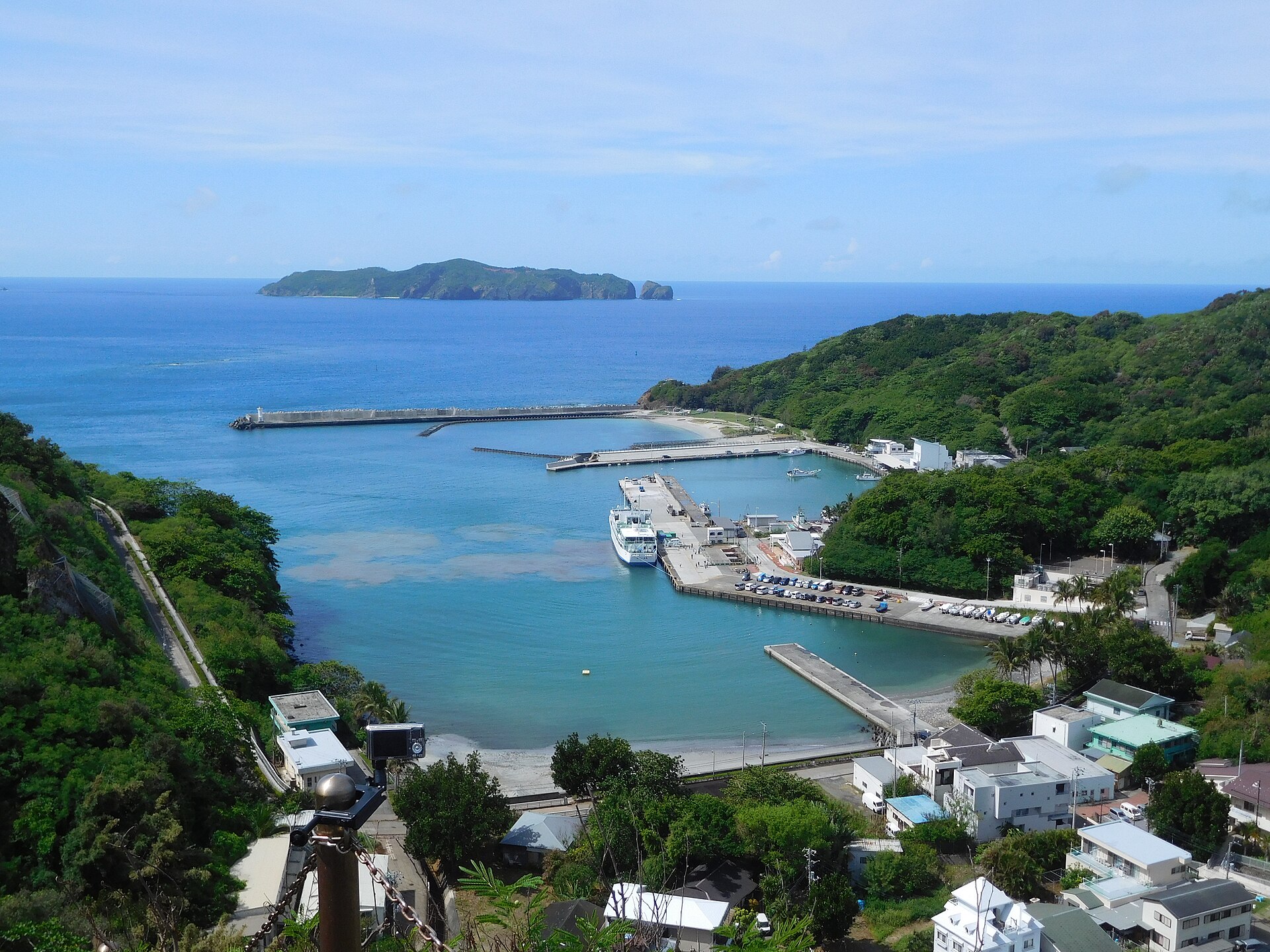 母島・小剣先山から沖港とははじま丸を見下ろした実写写真