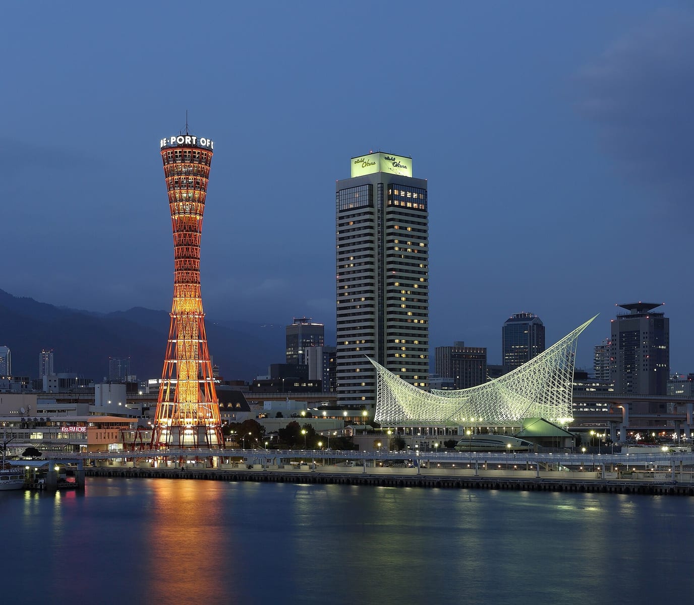 神戸ポートタワーの実写写真。訪問前のイメージ確認用。