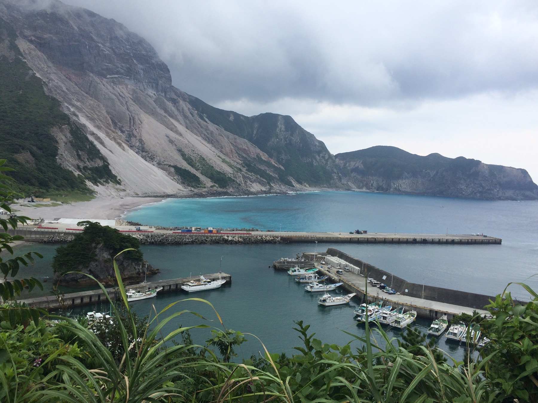 神津島 多幸湾を国道側から望む実写写真。訪問前のイメージ確認用。