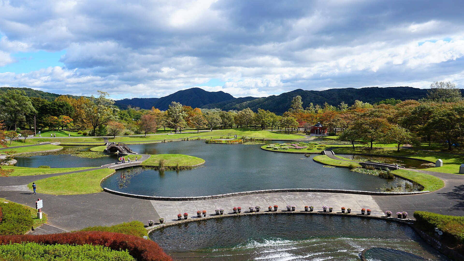 国営みちのく杜の湖畔公園の実写写真。訪問前のイメージ確認用。